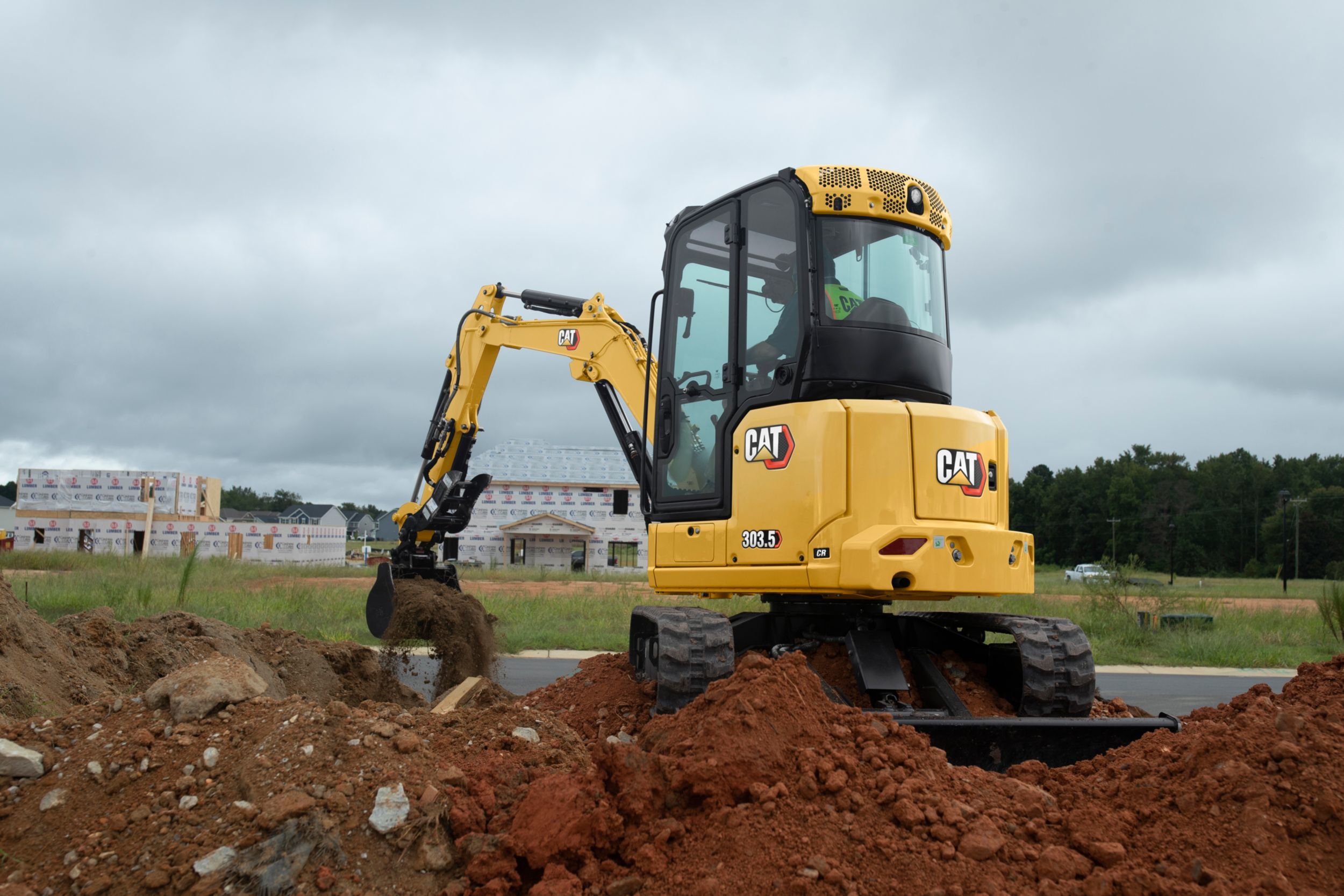 Escavadeira CAT 303.5 trabalhando em abertura de terreno