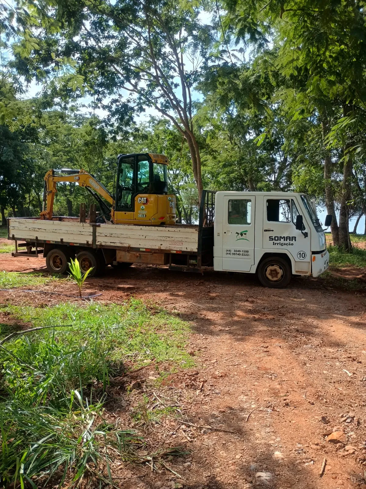Caminhão da Somar transportando equipamento de obra
