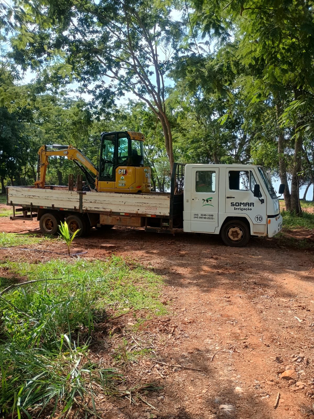 Escavadeira CAT transportada em caminhão da Somar