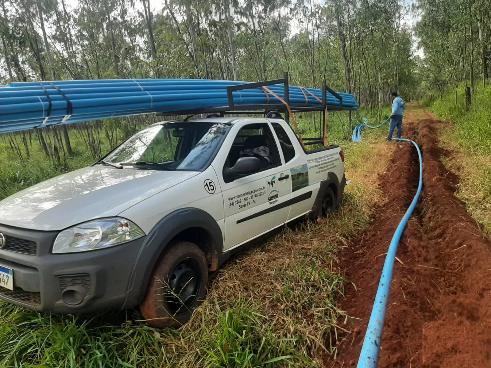 Caminhonete da Somar com tubos e valeta aberta no campo