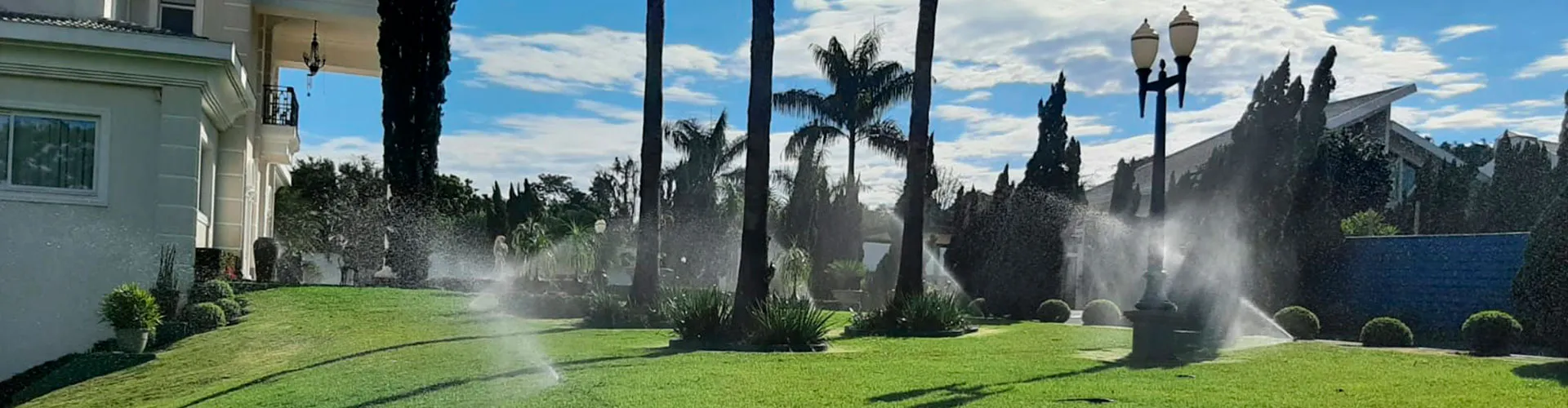 Irrigação automatizada em jardim residencial
