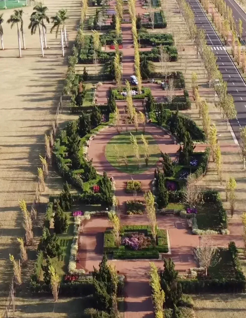 Vista aérea de jardim planejado com caminhos e canteiros simétricos