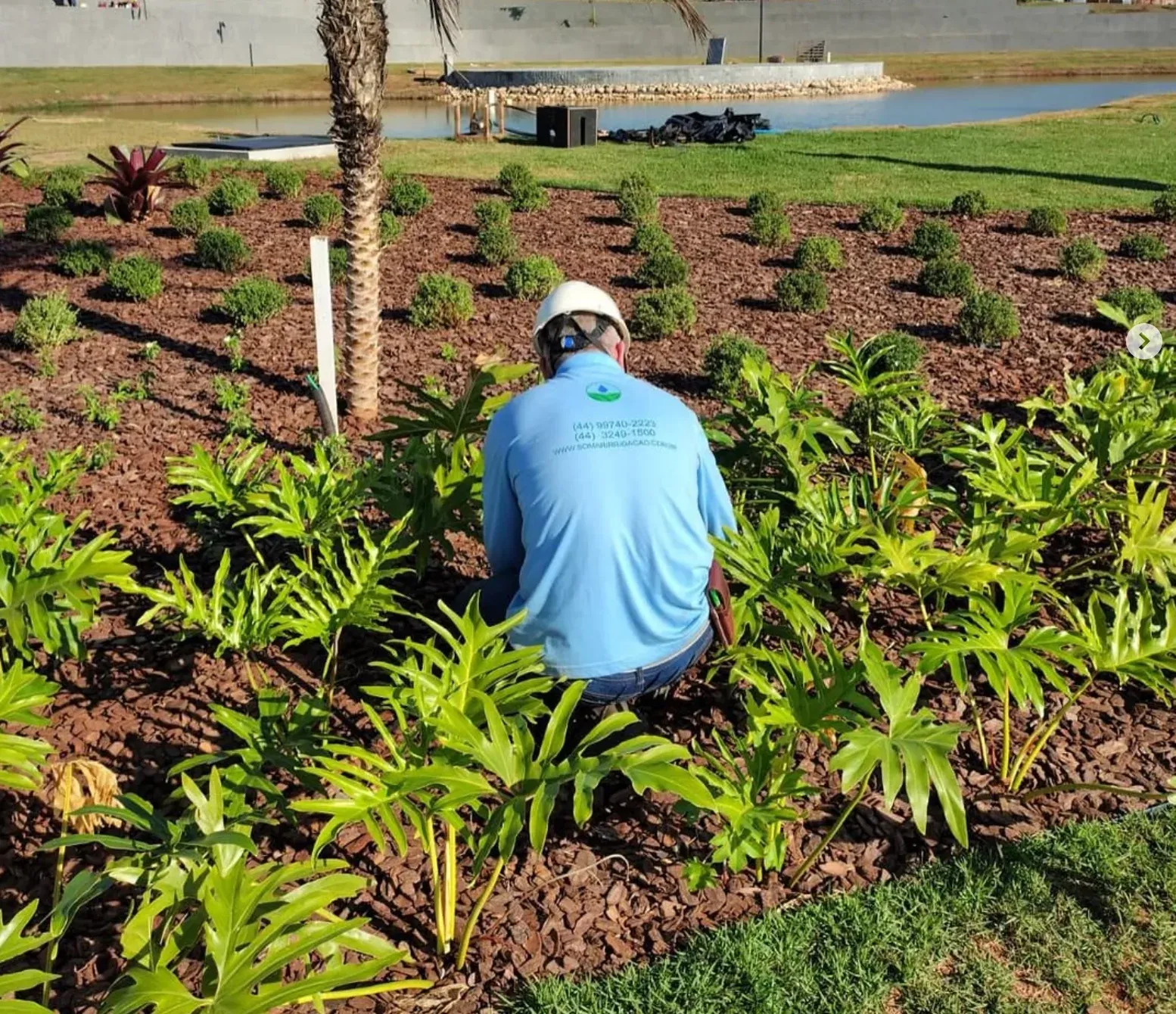 Profissional da Somar ajustando irrigação em canteiro residencial